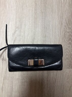 Chloe Black Leather Bow-Accent zip wallet